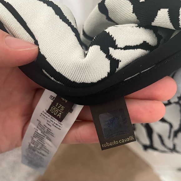 Roberto Cavalli dress SIZE S.Tent Dress
Black.Three-Quarter Sleeve with V-Neck. - Picture 3 of 16